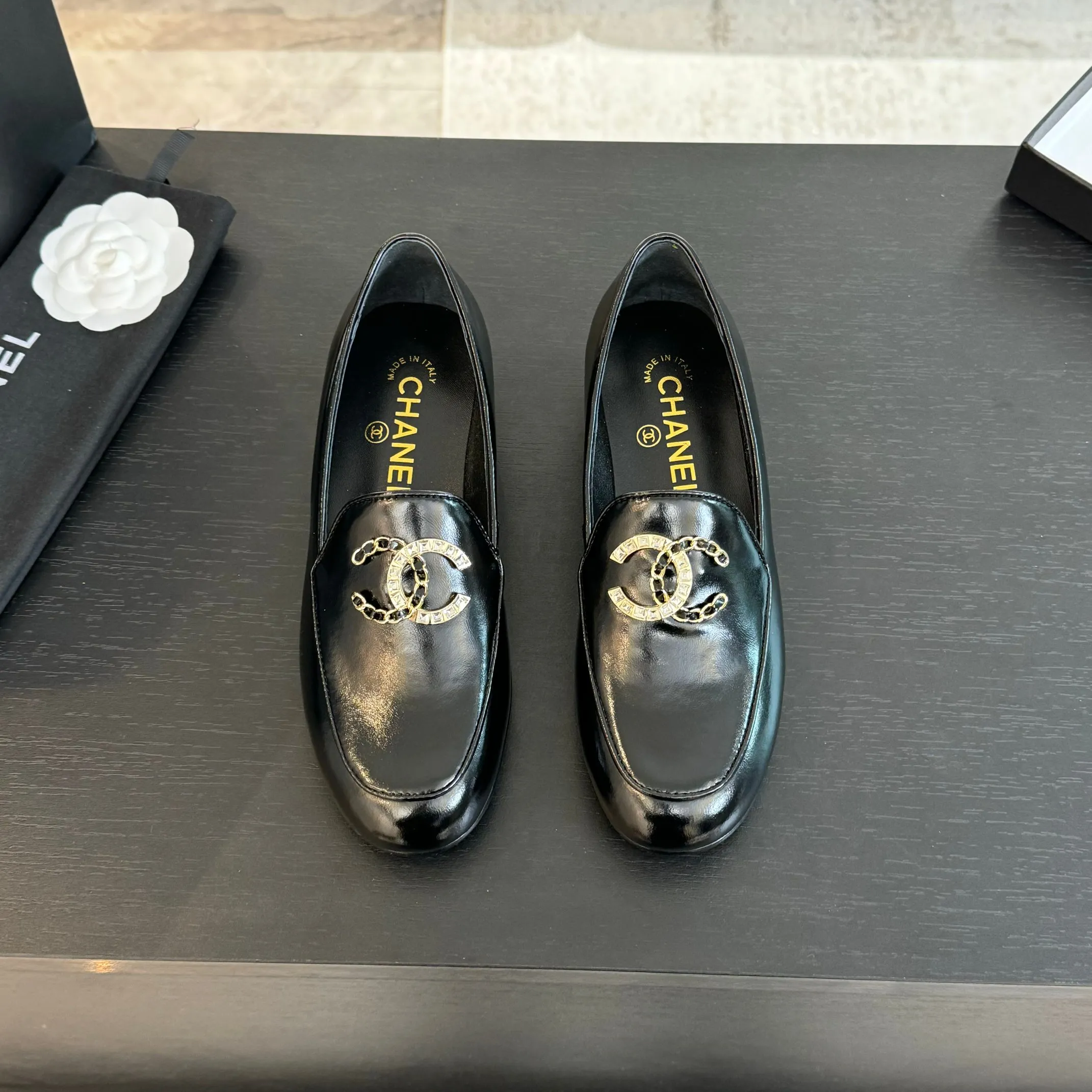 👟👟Ex-factory price 600👟👟 Purchasing-grade CHANEL Xiaoxiang classic retro shoes. I liked this pair at first sight. The design of the upper is very special. The classic hardware buckles embellished with Xiaoxiang are very CHANEL style. It has a high-end feel. The upper feet are very comfortable and soft. The feet are not afraid of being good-looking and comfortable. They are invincible when paired with mid-calf socks, skirts and trousers. It looks simple in style, but it has the effect of elongating the legs immediately on the feet, which is simple and does not lose personality. Adds a touch of coolness. Upper: imported mixed-breed lambskin. Lining: mixed-breed sheepskin. Soft, sweat-absorbent and breathable! Hardware: Exclusive original 1:1 mold development! Long-lasting and does not soften! Outsole: Genuine leather outsole imported from Italy. Height is about 2.5cm. Different market currency. We are different. Size: #34-42 (34 40 41 customized, non-refundable)